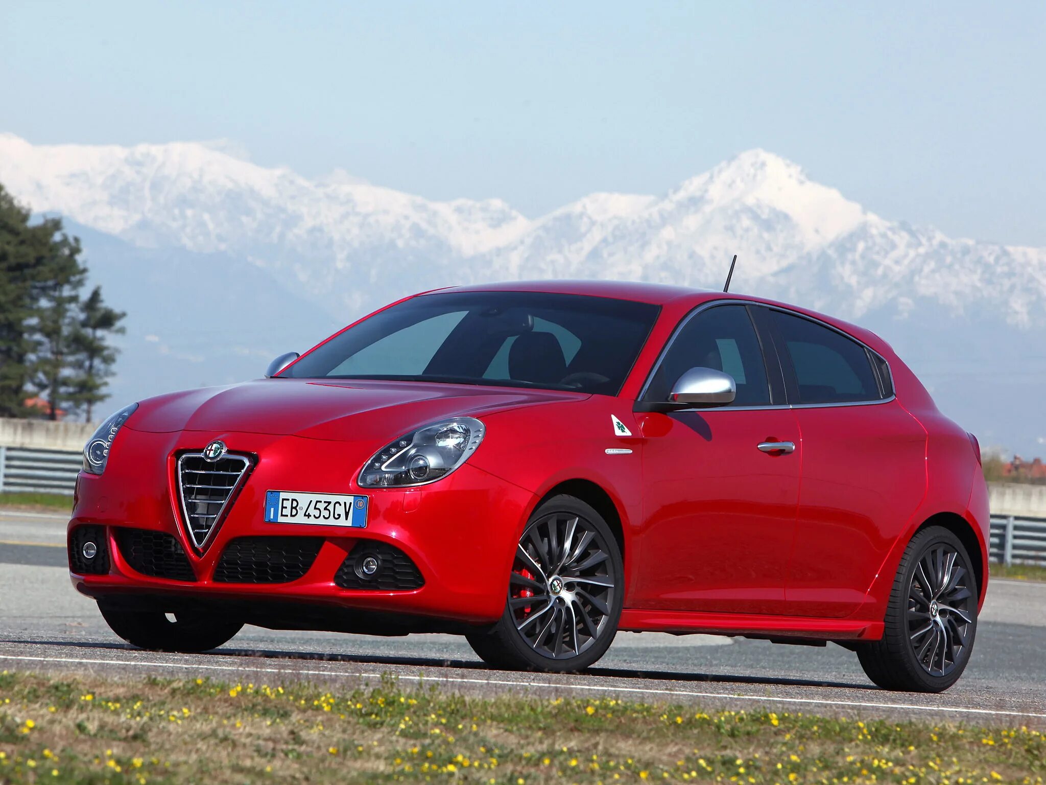 Alfa is. Alfa Romeo Giulietta (2010). Альфа Ромео 2010. Alfa Romeo хэтчбек. Машина Alfa Romeo Giulietta.