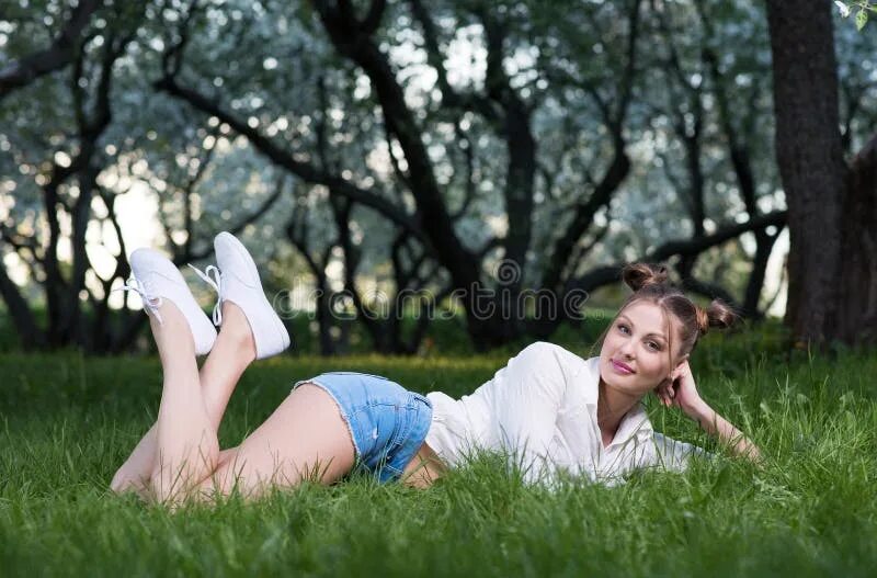 Фотосессия на полу. Hilary rhoda bikini. Фотосессия на полу. Красивые женские ноги. Красивые ноги.