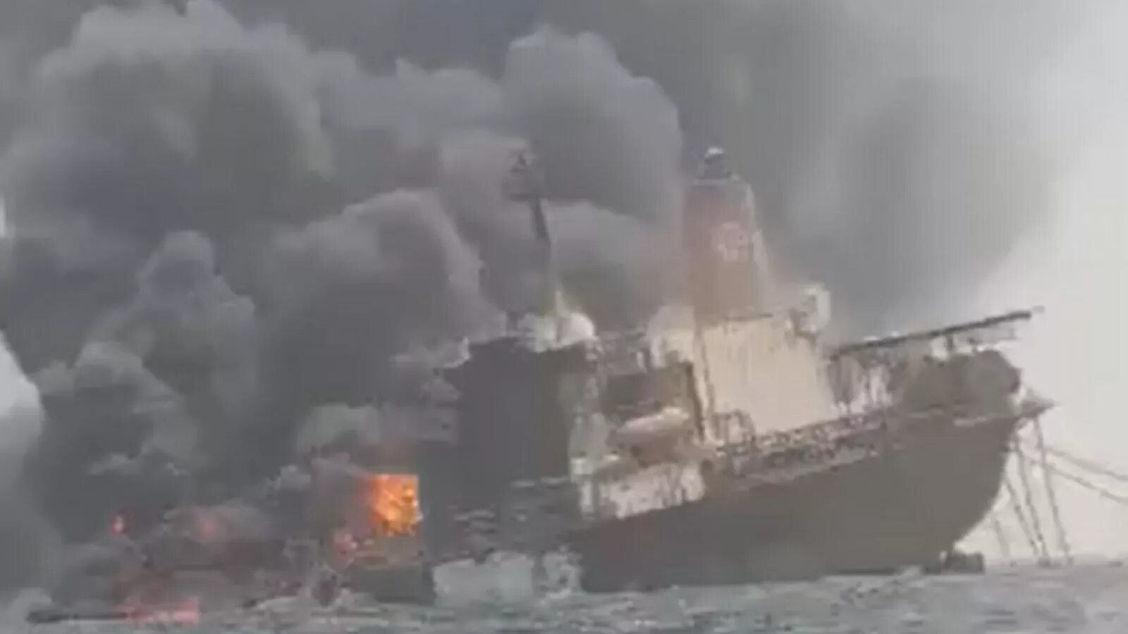 Корабль вмс сша bonhomme richard. Подрыв катера. Яхта горит. Пожар на нефтедобывающем судне у берегов нигерии. Тринити спирит.