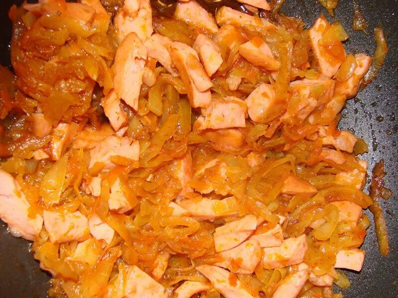 Солянка с колбасой и капустой на сковороде. Солянка с краковской колбасой. солянка на сковороде из свежей капусты. солянка из капусты с колбасой. солянка из свежей капусты с колбасой на сковороде.