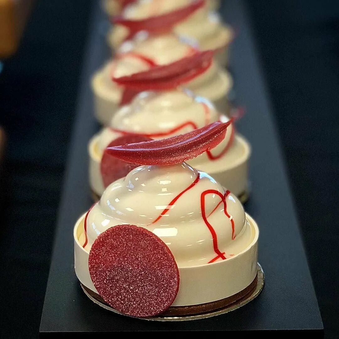 Оригинальные десерты. Круче десерты. Десерты в ресторане корея. Десерты для любимых. Популярные десерты.