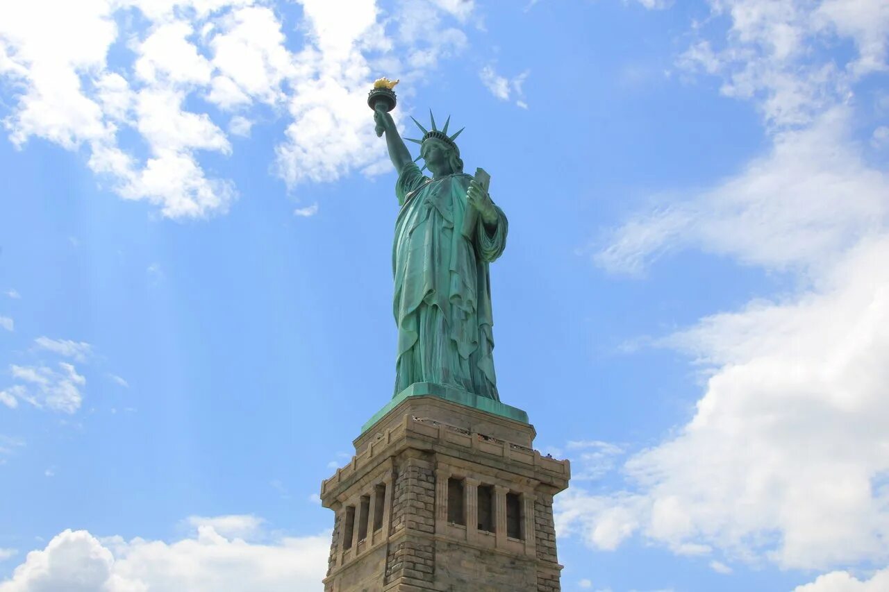 Статуя стран. Статуя свободы США. Высота статуи свободы в США. Факел у памятника свободы в Нью Йорке. Факел статуи свободы.