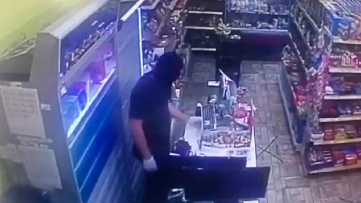 Охрана поймал воровку. Пятерочка маршала савицкого. Охрана поймал воровку. Полицейский ловит преступника картинка для детей. Охранник поймал.