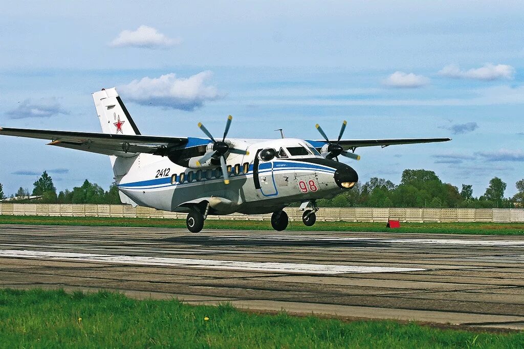 Гражданской авиации отзывы. Л-410 самолет. Лет л 410 турболет. Let l-410. Самолет Let l-410 «Turbolet».