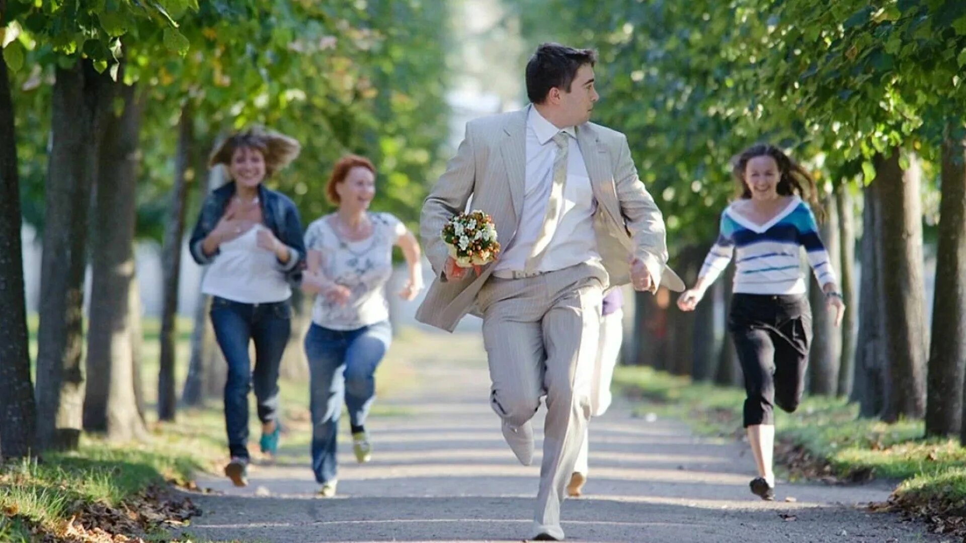 Жених убегает. Фотосессия прогулка. Невеста убегает от жениха. Мужчина убегает от женщины. Я вырастила своего жениха на деньги