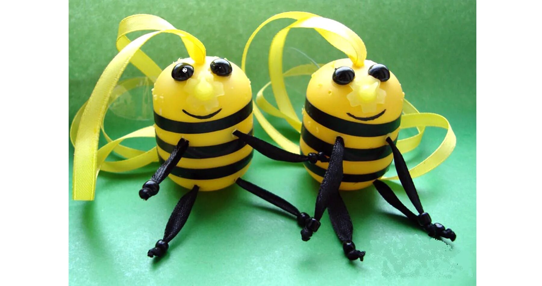 Сделать пчелу своими руками. Поделка пчёлка из киндера для детей. Пчелки из киндорных яиц. Поделка пчелки из киндера. Поделка пчела из киндера.