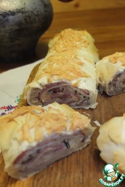 Слойка рулет. Тесто фило выпечка. Фило. Рулет фило с фруктами. Рулет из теста фило.