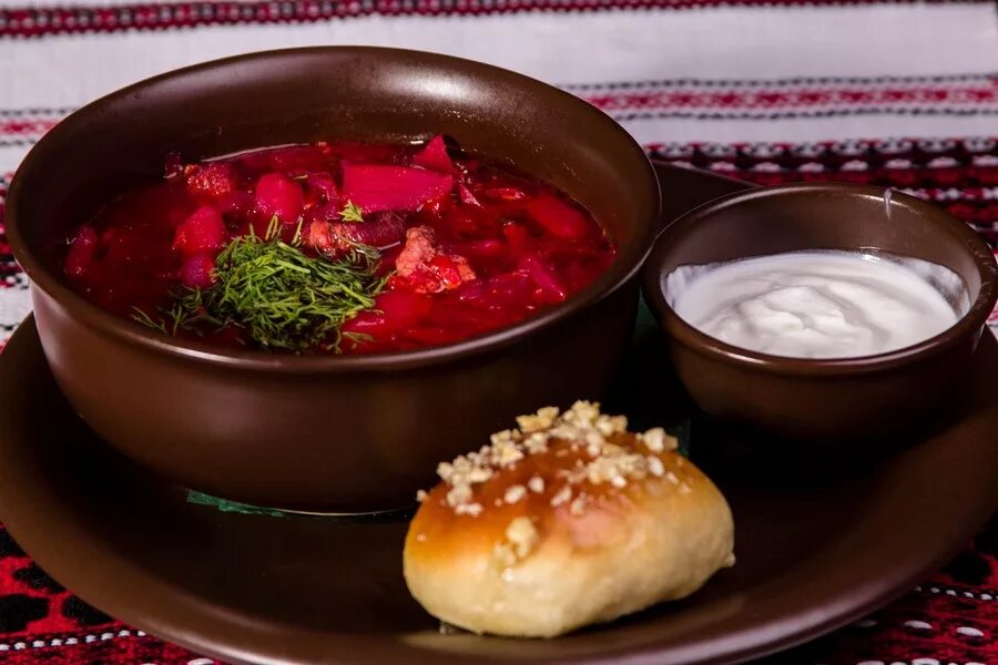 Русской кухни в чулках. Кубанский борщ с пампушками. Борщ с пампушками Украина. Борщ Полтавский с галушками. Украинский борщ с пампушками и салом.