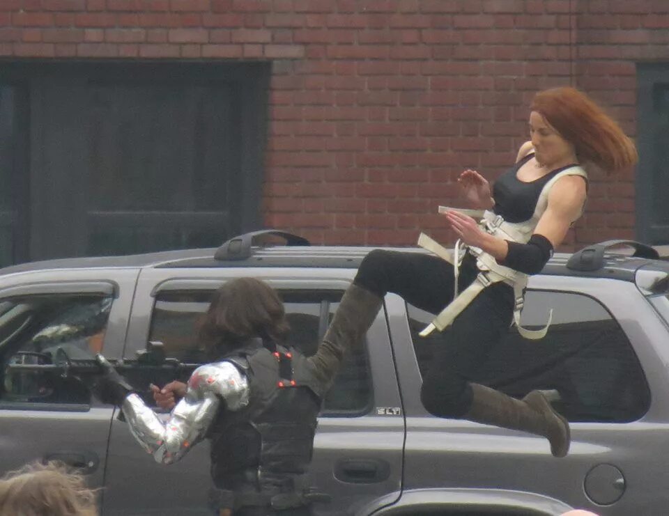 Девочек берут в каскадеры. Каскадер в юбке. Каскадер в юбке. Брэд питт в фильме однажды в голливуде. Первый мститель другая война черная вдова.