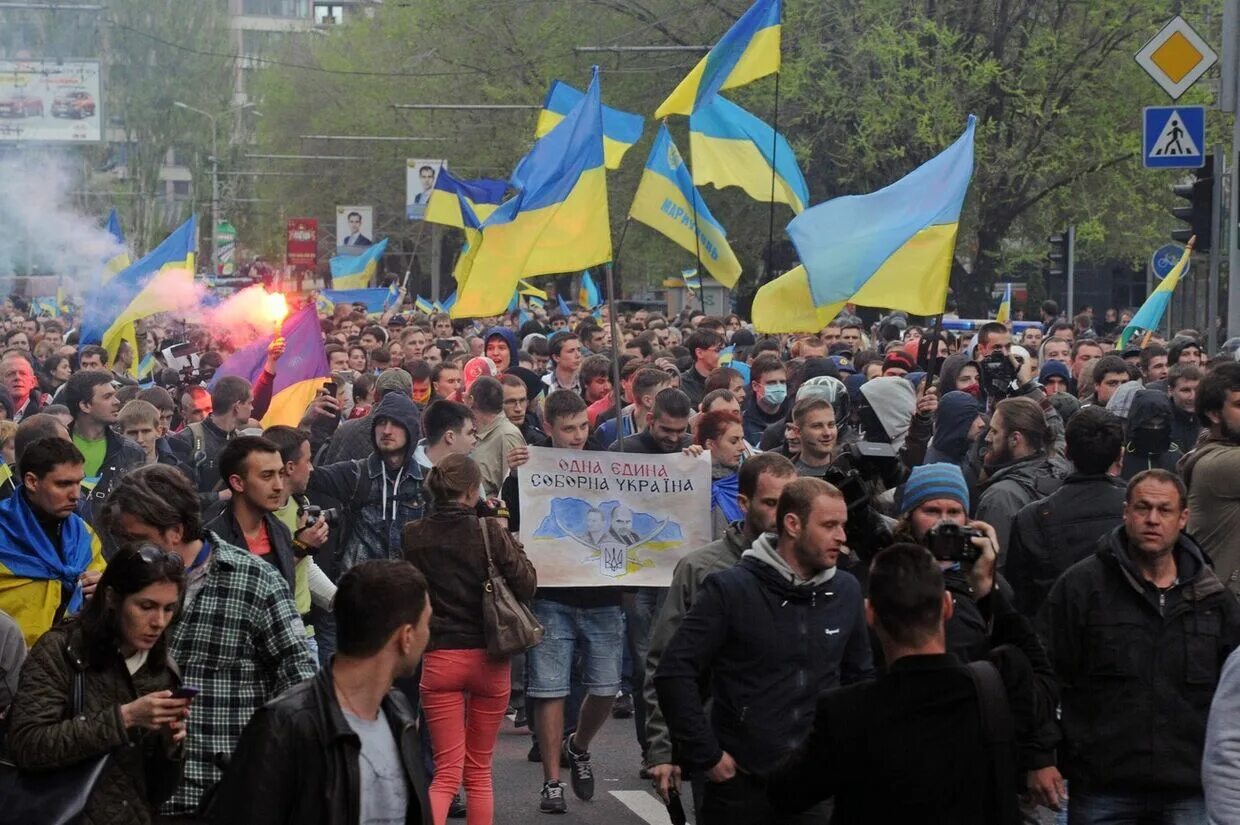 Проукраинские митинги в Донецке в 2014. Проукраинские митинги в Донецке. Проукраинский митинг в ДНР. Сватово проукраинские митинги. Новости украины сегодня иносми