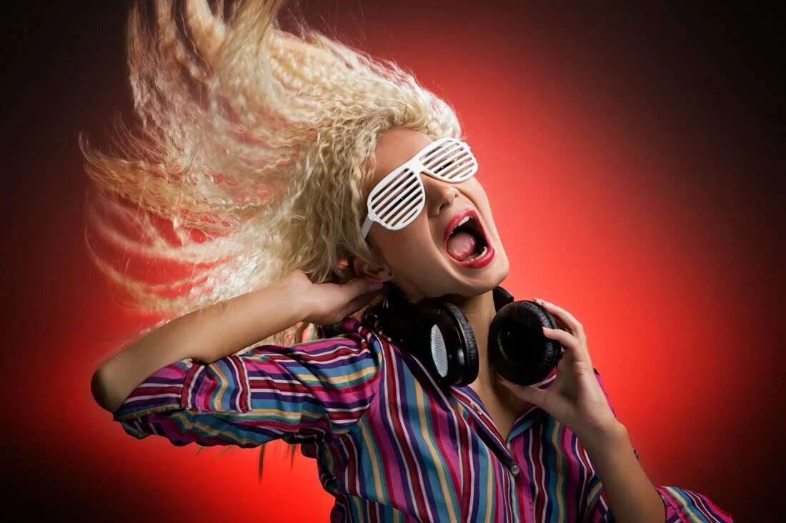 Музыка играет громко в стране девчонка. Музыка играет громко в стране девчонка. А музыка играет громко в стороне сидит девчонка кто поёт эту песню. Красивая девушка в наушниках. Инна вальтер 2018.