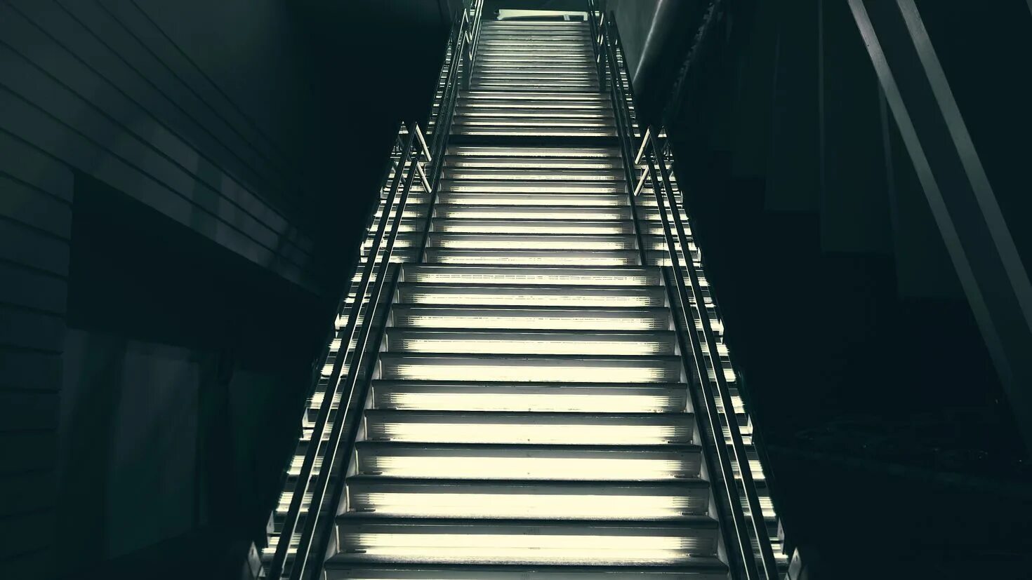 Сходи сейчас. Лестница вверх. Лестница вниз. Лестница наверх. Лестница в бесконечность.