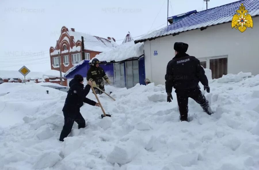 Алтайский край завалило снегом. Алтайский край снегопад. Снег в Алтайском крае. Сугроб в селе с крыши.