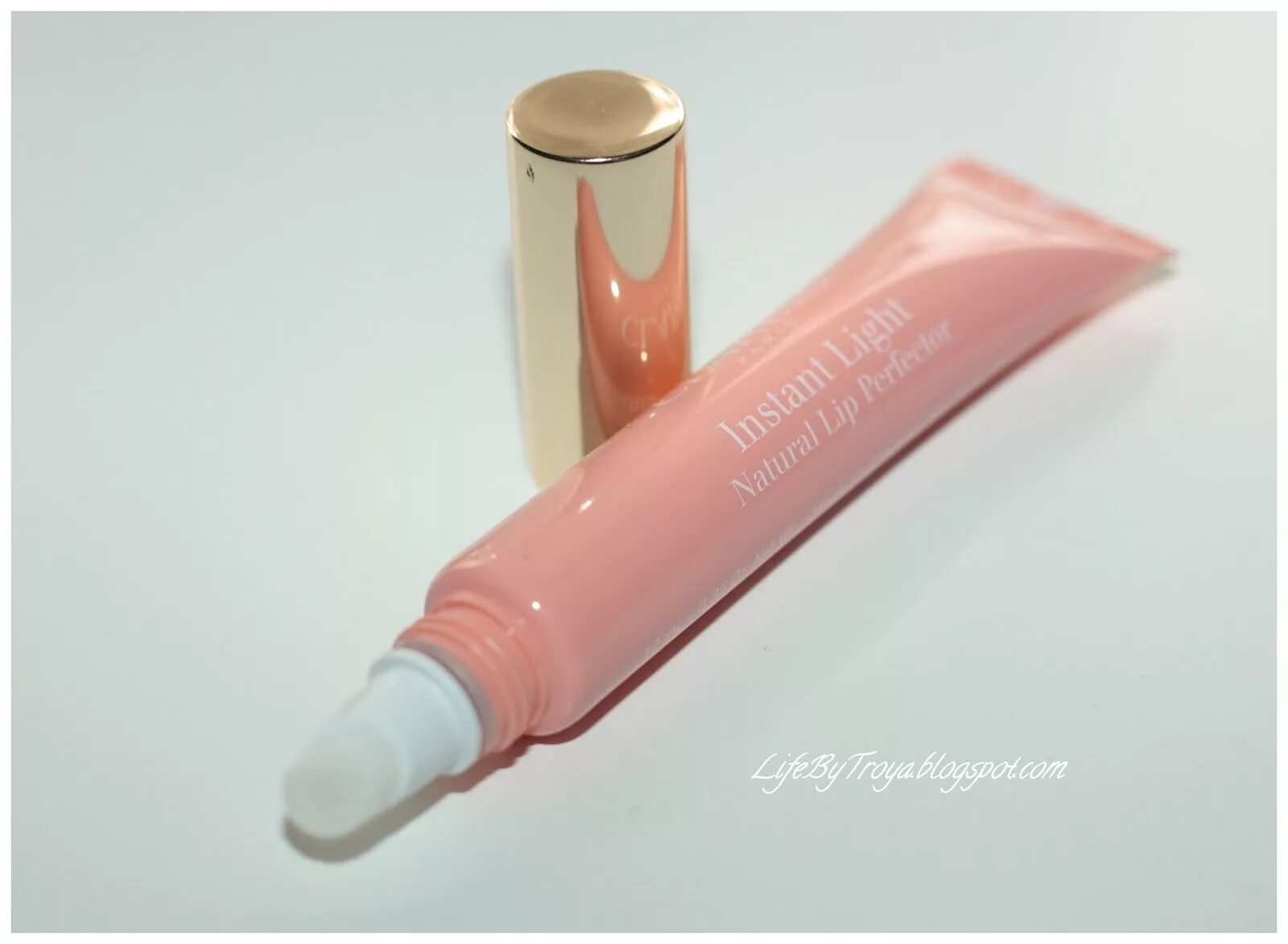 Clarins lip perfector свотчи. Clarins lip perfector свотчи. Блеск clarins natural lip perfector. Clarins lip perfector 17. Clarins lip perfector 18 intense garnet.