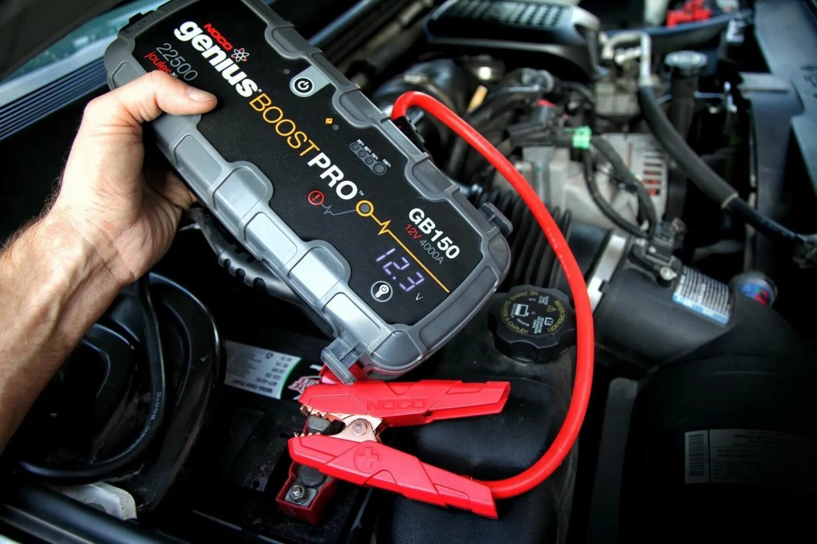 Прикурить crown 200 hybrid. Прикурить двигатель машины. Прикурить аккумулятор автомобиля. Прикурить двигатель машины. Прикурить аккумулятор с180.