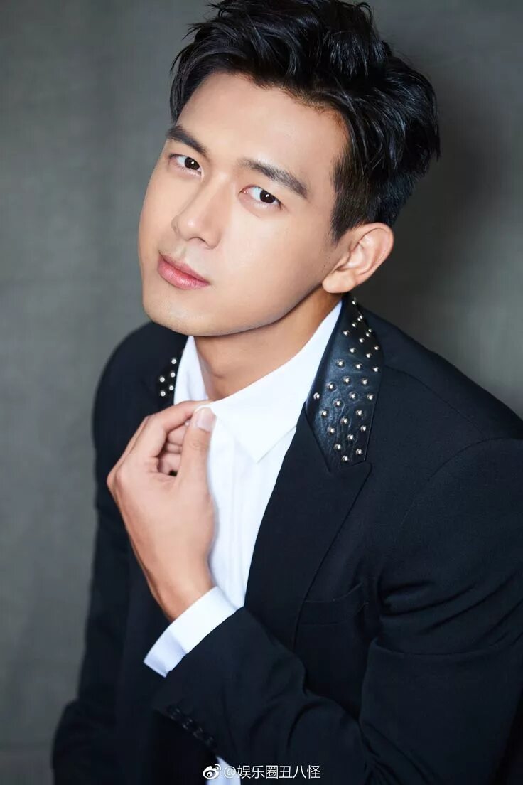 Вик чжоу 2022 актёр. Китайцы мужчины. Китайские мужики. Сун вэйлун. Дэниел хенни актер.