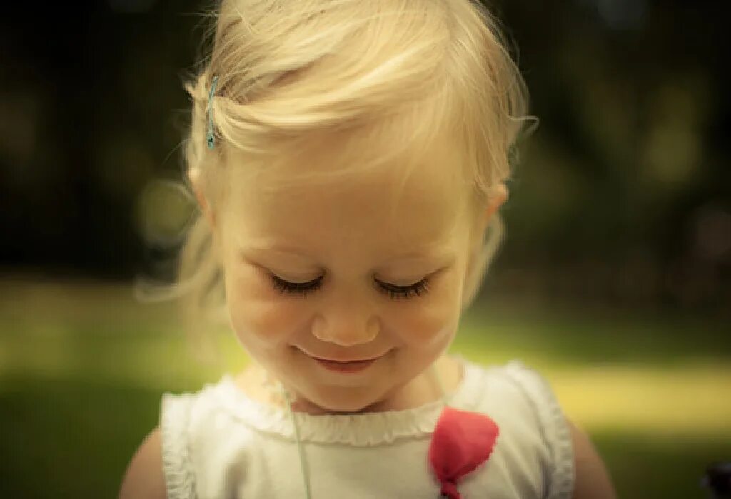 Застенчивость робость. Застенчивый ребенок. Скромность это для детей. Ребенок смущается. Эмоция застенчивость.