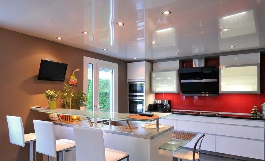 Какой лучше натяжной на кухне. Натяжной потолок на кухне. Подвесной потолок на кухне. Кухня в потолок. Глянцевый натяжной потолок на кухне.