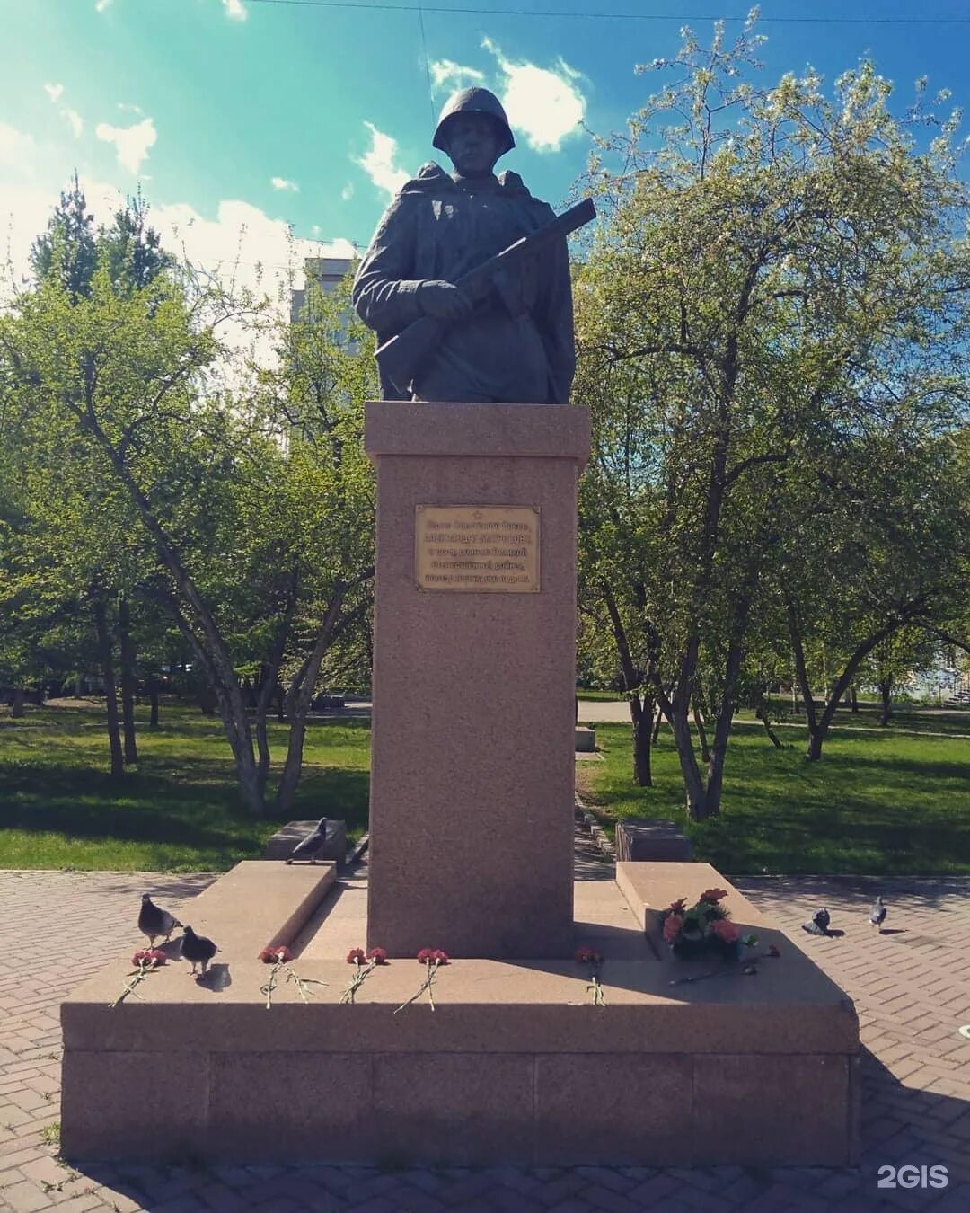 Памятник александру матросову. Памятник александру матросову в великих луках. александр матвеевич матросов памятник. памятник александру матросову красноярск. памятник александру матросову в санкт-петербурге в парке победы.