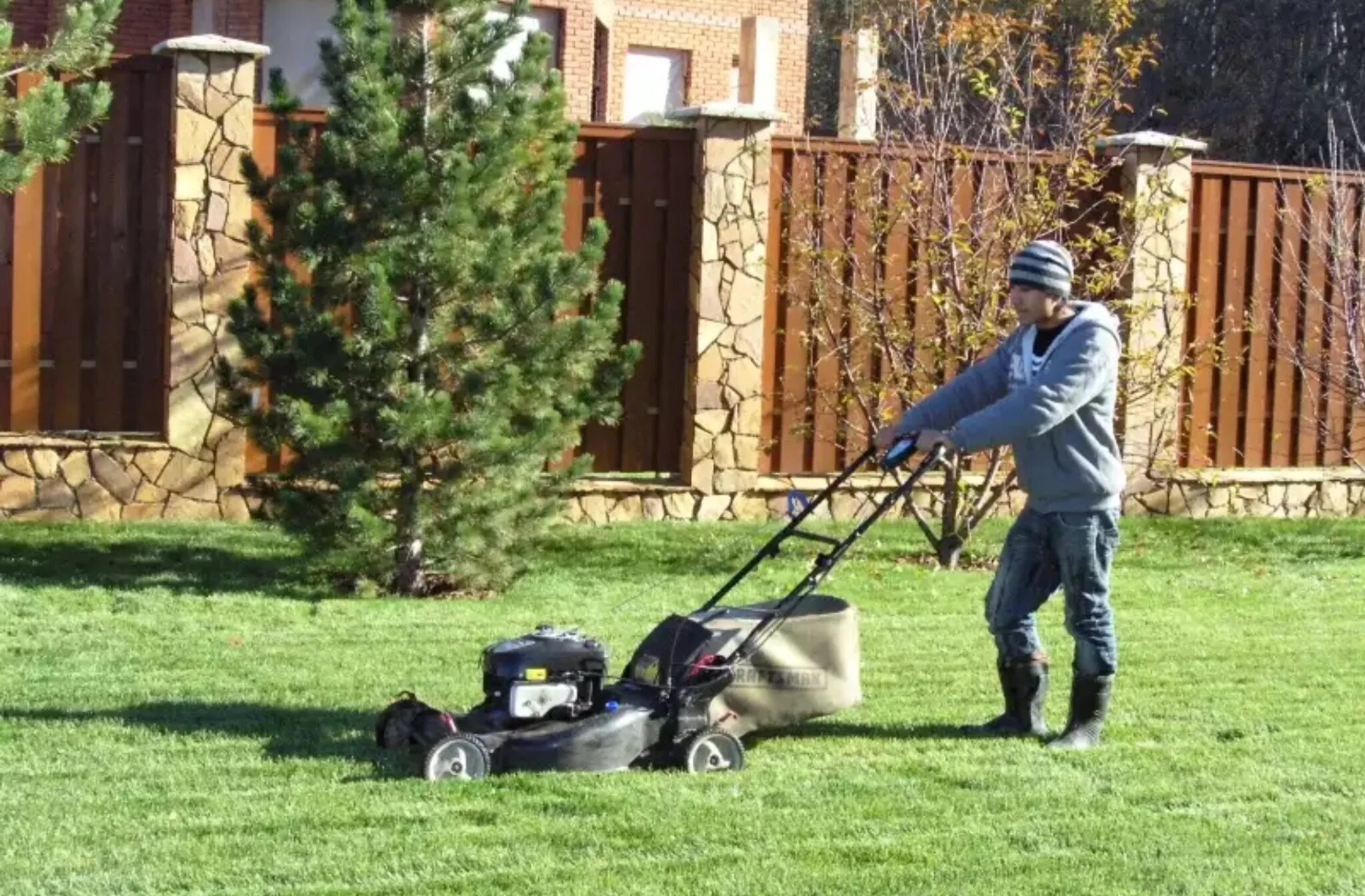 мужчина в огороде. фискарс тележка садовая. грабли малые для сада. стрижка газона. помощник хозяйству дачу.