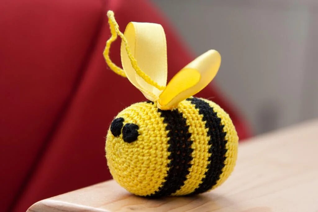 Пчелка из киндера. Вязаная пчела. Вязаная Пчелка. Пчелка из пряжи. Амигуруми Пчелка.
