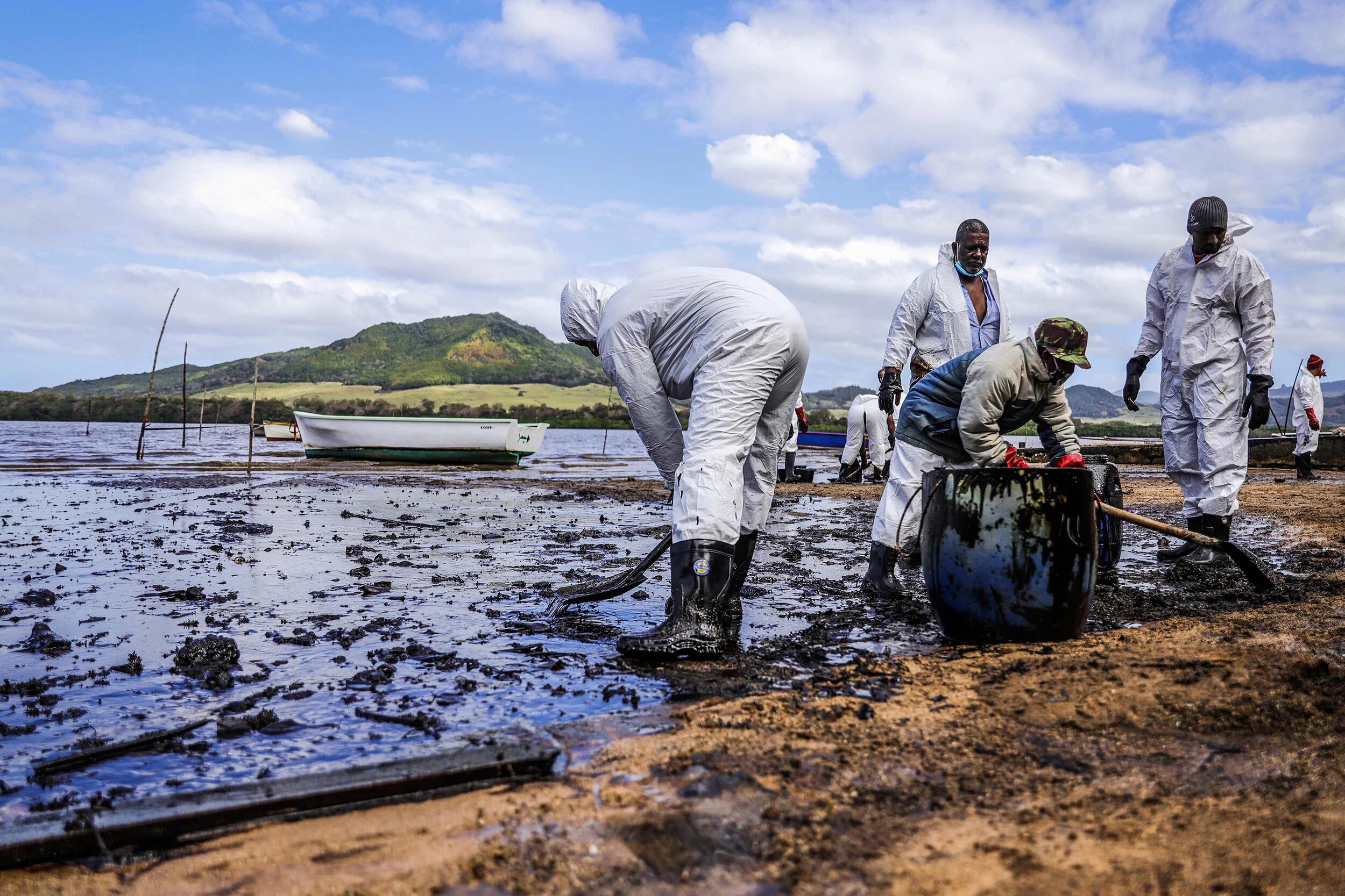 Экологическая катастрофа разлив нефти. Маврикий разлив нефти 2020. Загрязнение океана разливы нефти. Крушение танкера разлив нефти. Крупная экологическая катастрофа за последнее время 2024