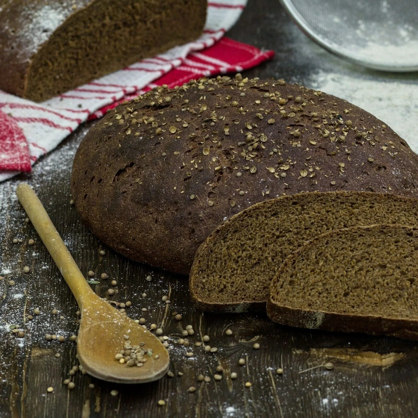 Рецепт вкусного черного хлеба. Бородинский хлеб с тмином. Хлеб Бородинский с тмином и кориандром. Ржаной хлеб Бородинский. Ржаной Литовский хлеб с тмином.