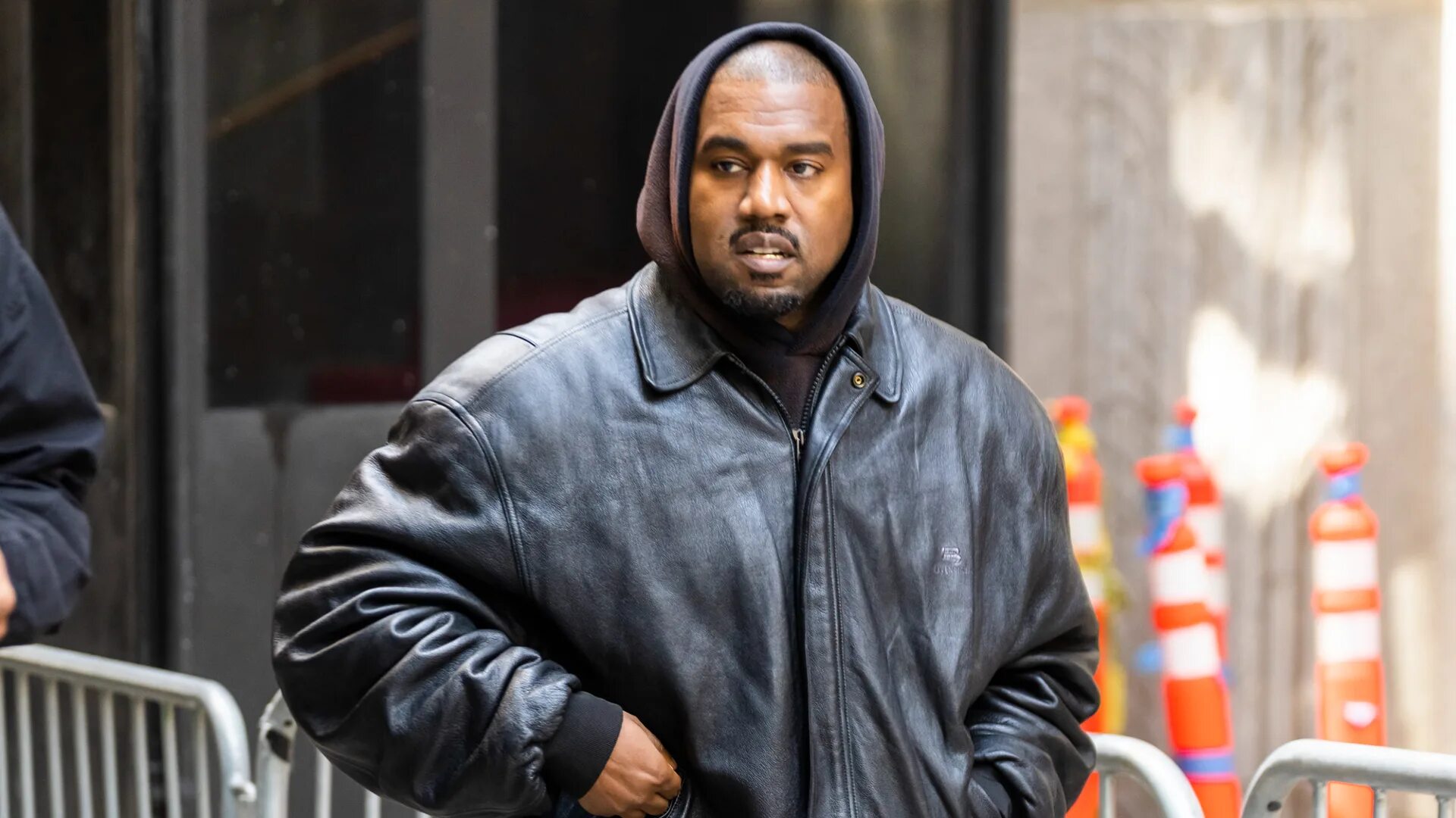 Канье почему так одевается. Kanye west. кани вест 2025. баленсьяга канье вест. канье уэст баленсиага.