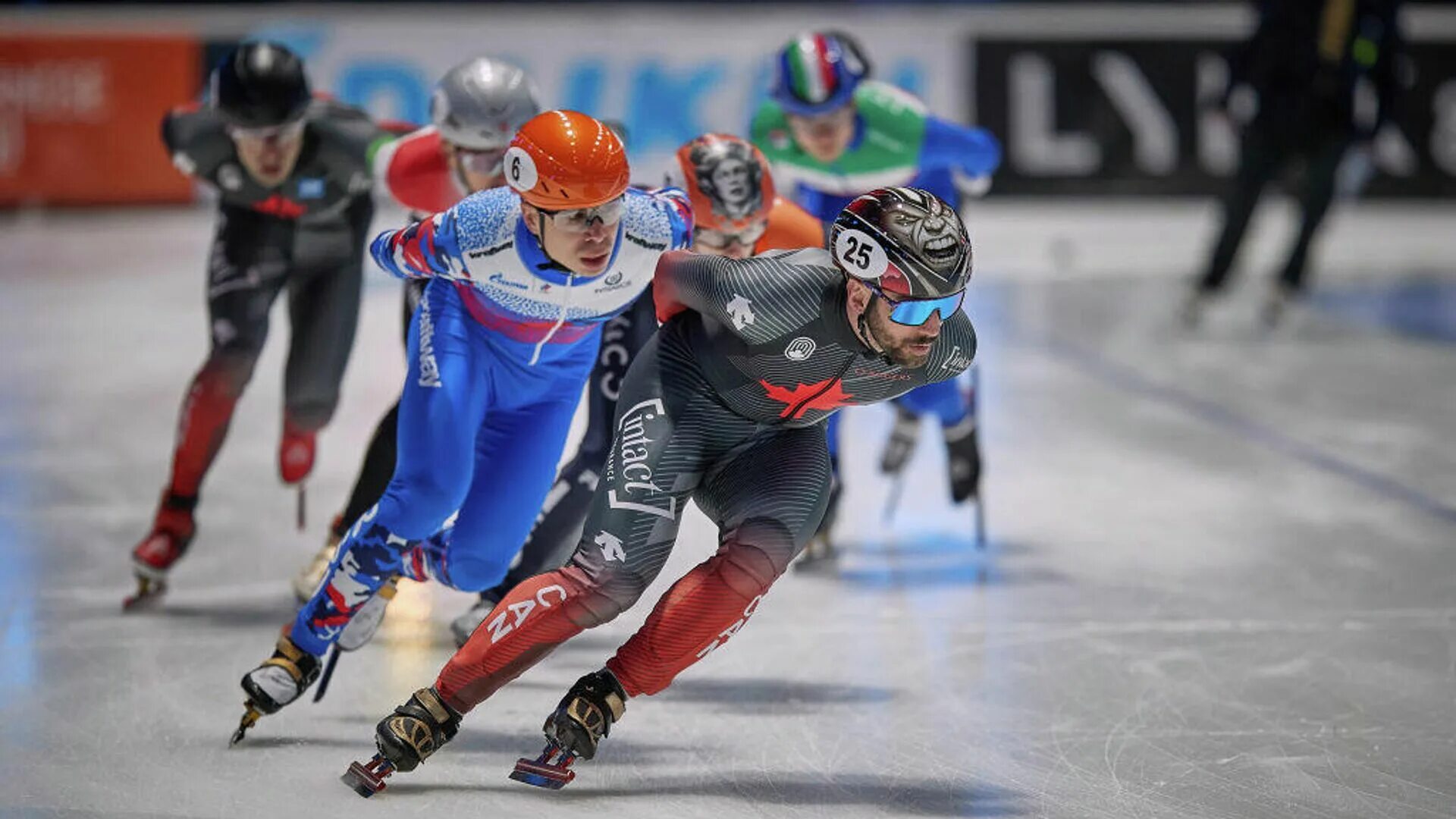 Игровые виды спорта. Конькобежный спорт шорт трек. Что такое шорт-трек в спорте. Олимпийский шорт трек. Шорт трек олимпийский вид спорта.