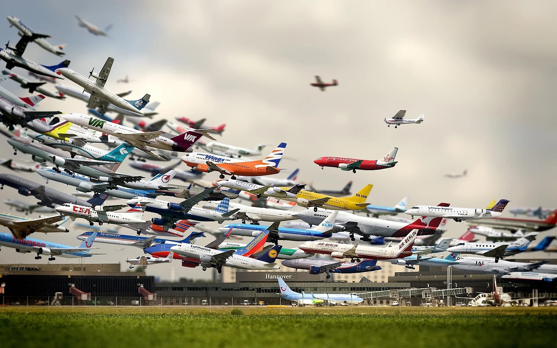 Полетим все на месте. Много самолетов. Самолет и аэропорт. Самолет фото. Много взлетающих самолетов.