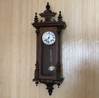 Старинные часы с маятником