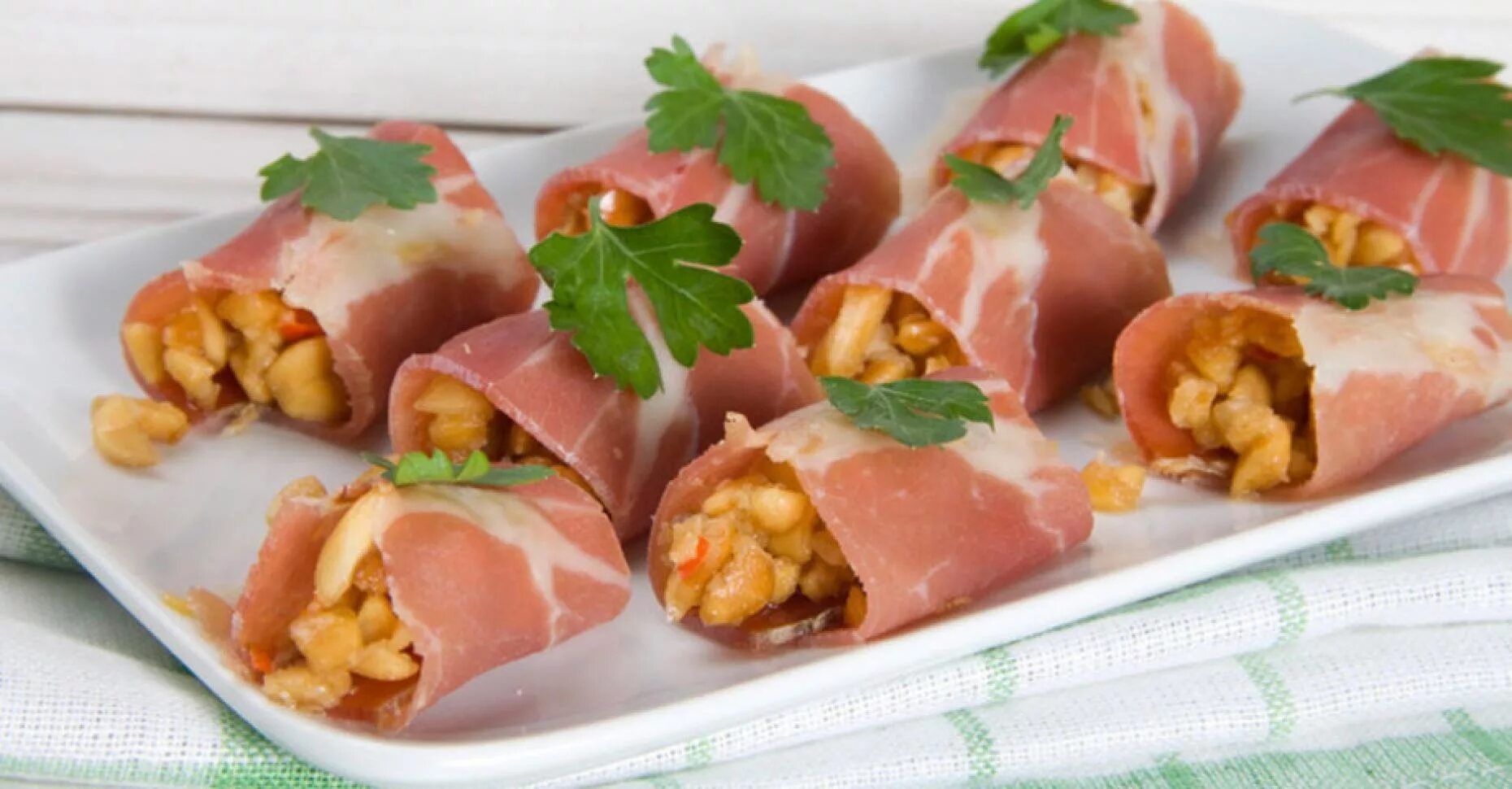 Канапе с пармской ветчиной. Канапе с пармской ветчиной и грушей. Рулетики с хамоном. Закуска с хамоном. Рулетики с хамоном.