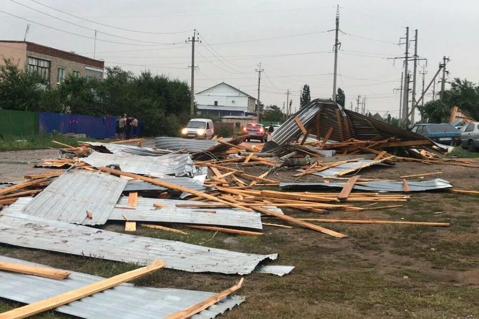 Ураган в киргизии. Разрушение крыши. Крыша кровли после урагана. Снесло крышу. Снесло крышу ветром.