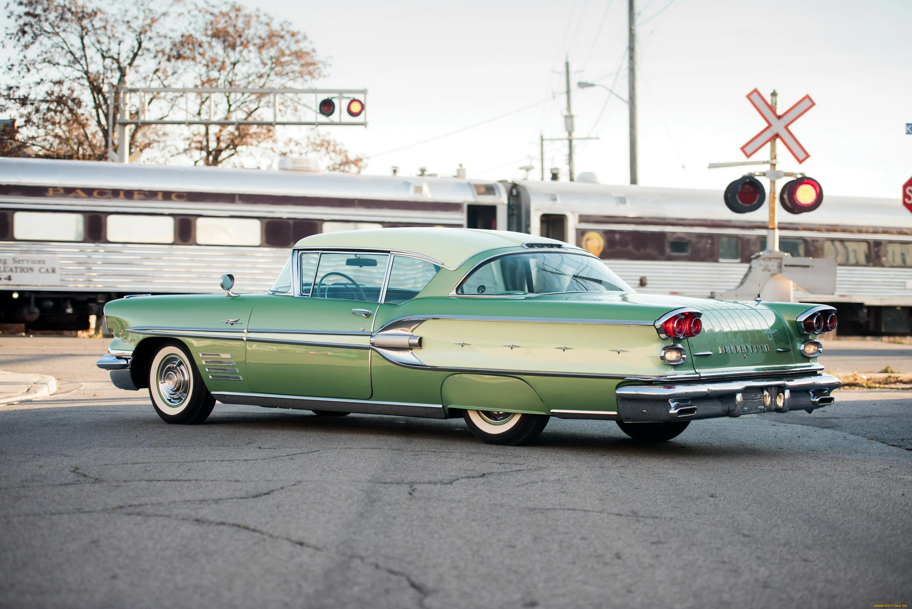 Пятидесяти машинами. 1958 Pontiac Bonneville Custom Sport Coupe. Pontiac Bonneville 1958 года. Понтиак 50. Понтиак 50-х.