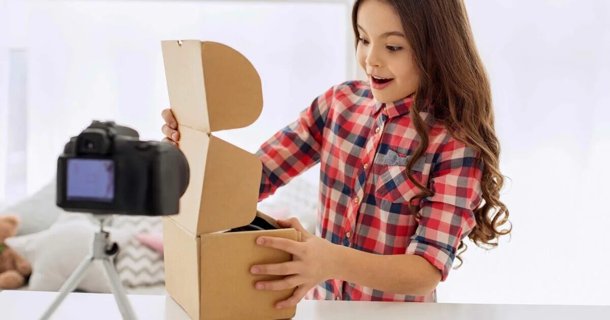 Блоггер box. Подросток открывает коробку. подростки держат коробку. девушка испытывает игрушки. girl unboxing.
