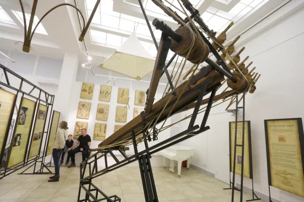 Галерея беляево выставка леонардо. Выставка леонардо. Мультимедийная выставка «леонардо да винчи. Выставка изобретений леонардо да винчи. Самая крупная экспозиция леонардо да винчи в лувре.