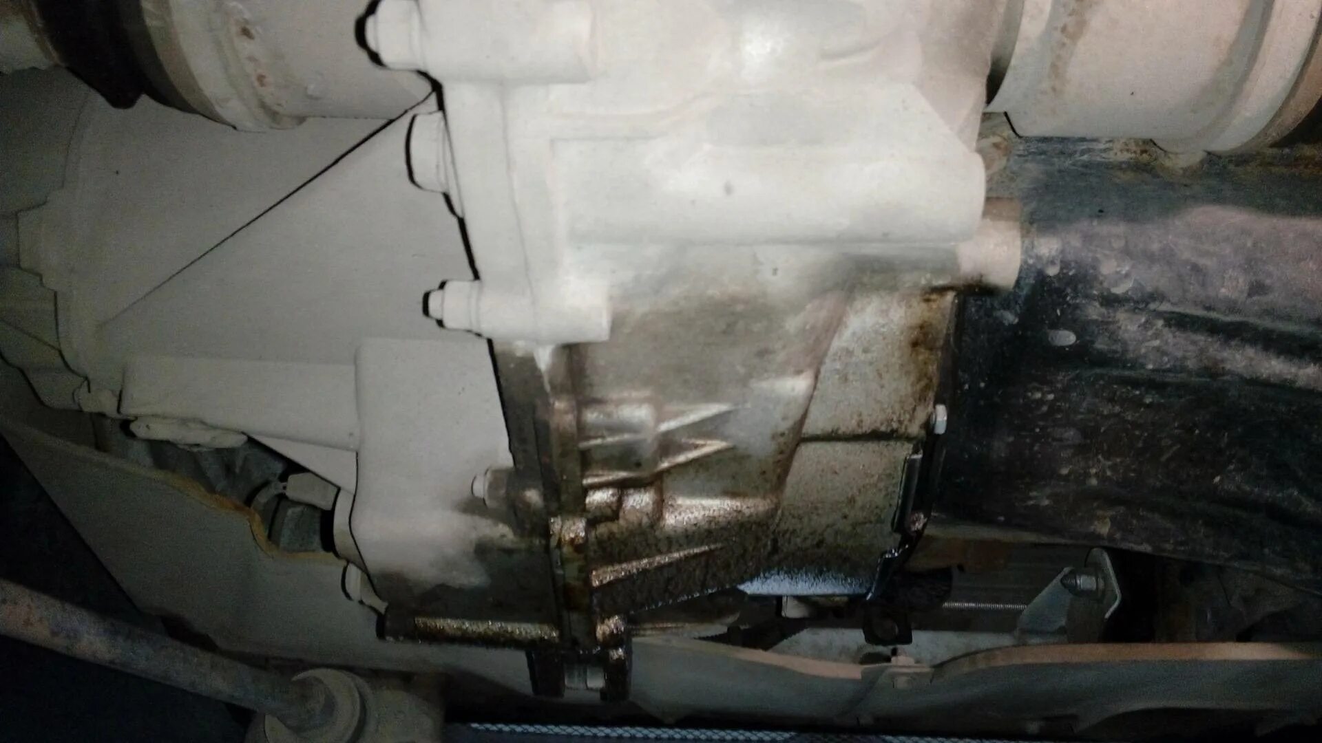 Коробка передач нива 2121 заливная пробка. Масло в кпп 21809 ларгус. Сливная пробка масла ваз 2107. Слить масло с кпп ваз 2110. Замена масла кпп ваз.