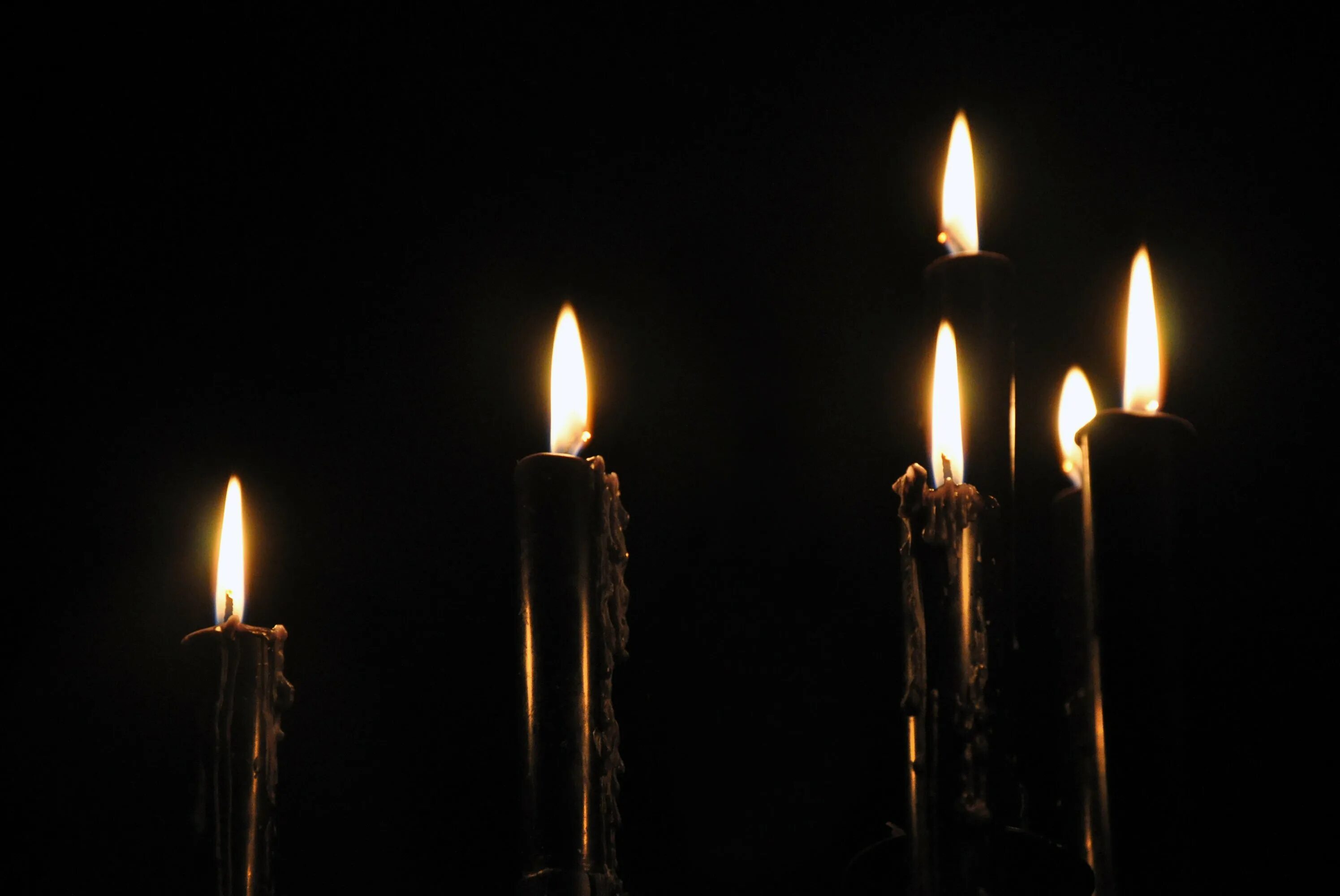 Свеча стала черной. Ритуальные свечи. Горящие свечи. Свеча черная. Свеча на темном фоне.