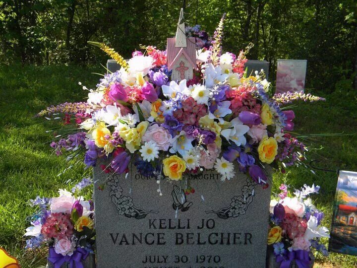 Купить цветы на кладбище спб. Композиция из цветов на кладбище. Композиция на могилу из искусственных цветов. Красивые цветы на кладбище. Искусственные цветы на кладбище.
