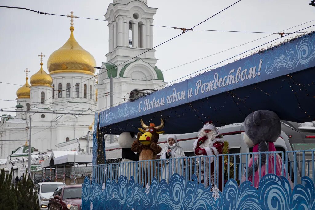 Новогодний трамвай ростов на дону. Храм в новочеркасске ночью. Ростов рождественский. Рождество ростов на дону. Фото заснеженного ростова в рождественскую ночь 7 января 2023.