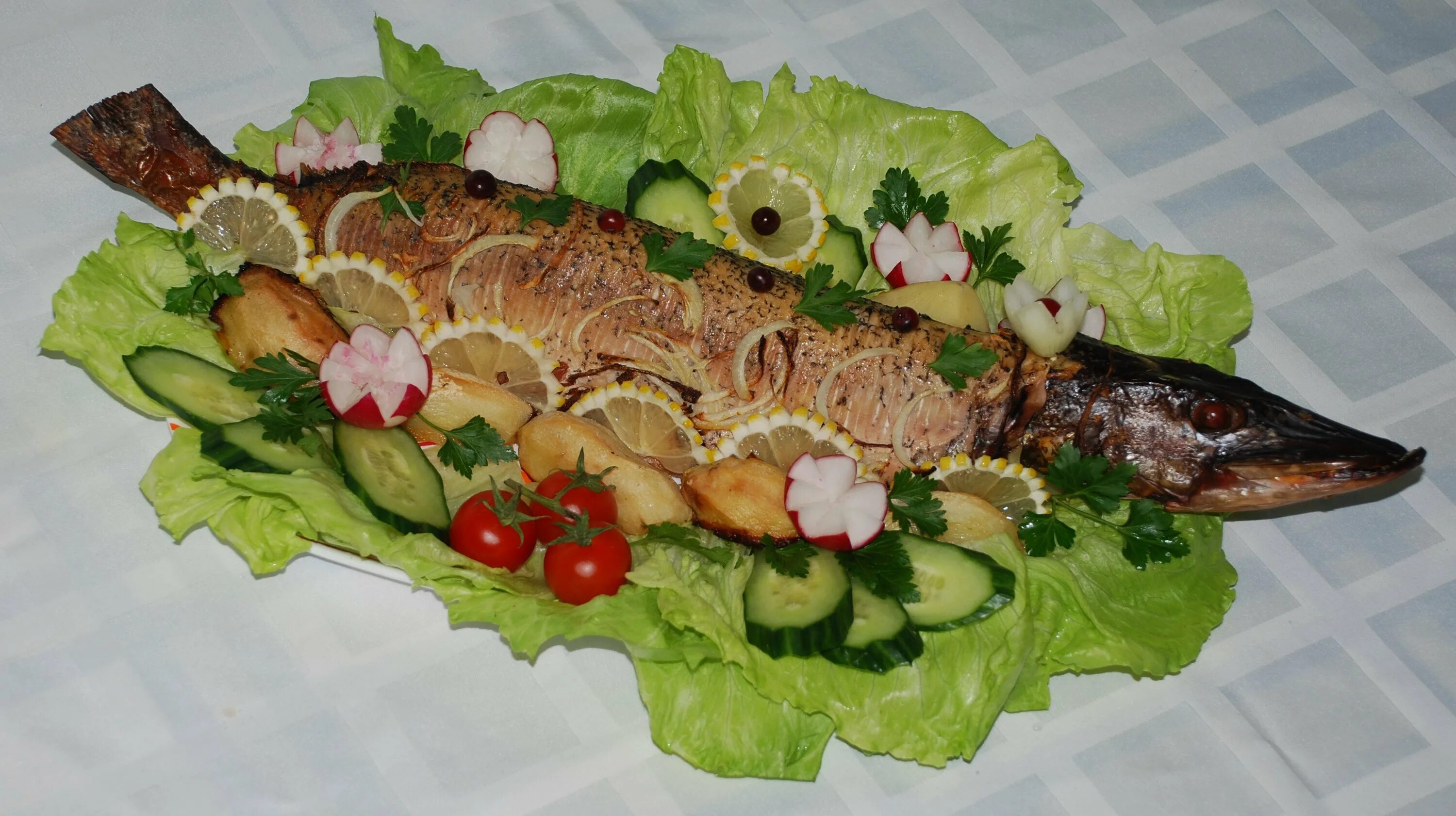 щука фаршированная запеченная в духовке целиком. щука фаршированная целиком. ингредиенты для приготовления рыбы. ингредиенты щучьих котлет. рыба фаршированная с гарниром.