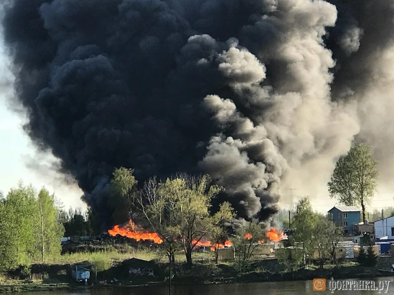 Пожар в Металлострое. Пожар в поселке Металлострой. Пожар на юге Петербурга. Дым пожар. Черный дым сегодня