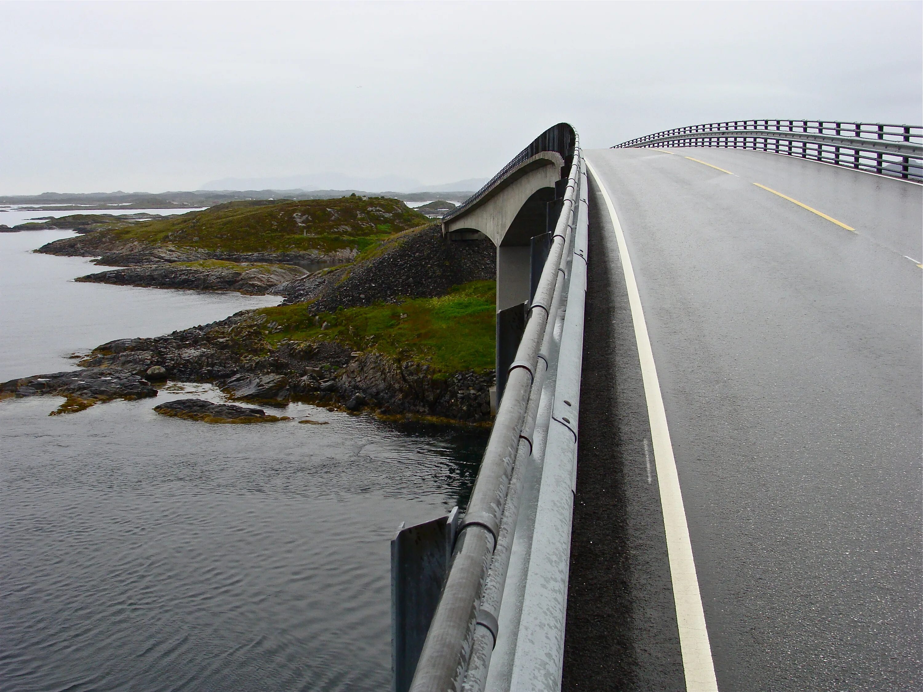 Мост в никуда. Мост Storseisundet, Норвегия. Мост Storseisundet Bridge в Норвегии. Storsizandeckij most norwegija.