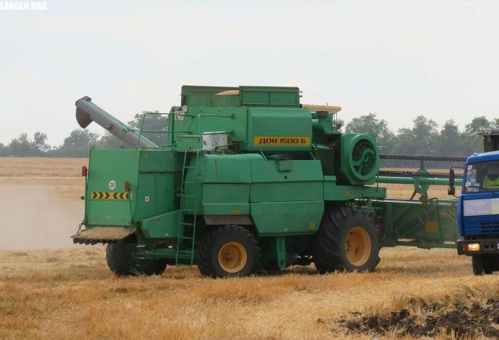 дон 1500 б. комбайн дон 1500 модернизированный. комбайн дон 1500 гидробак. дон 1500 моторный отсек. дон 1500 б.
