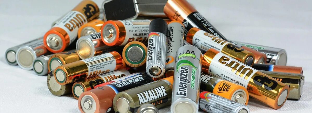 Какие там батарейки. Электрические батарейки. Батарейки разные. Батарейки россыпью. Батарейка в Электротехнике.