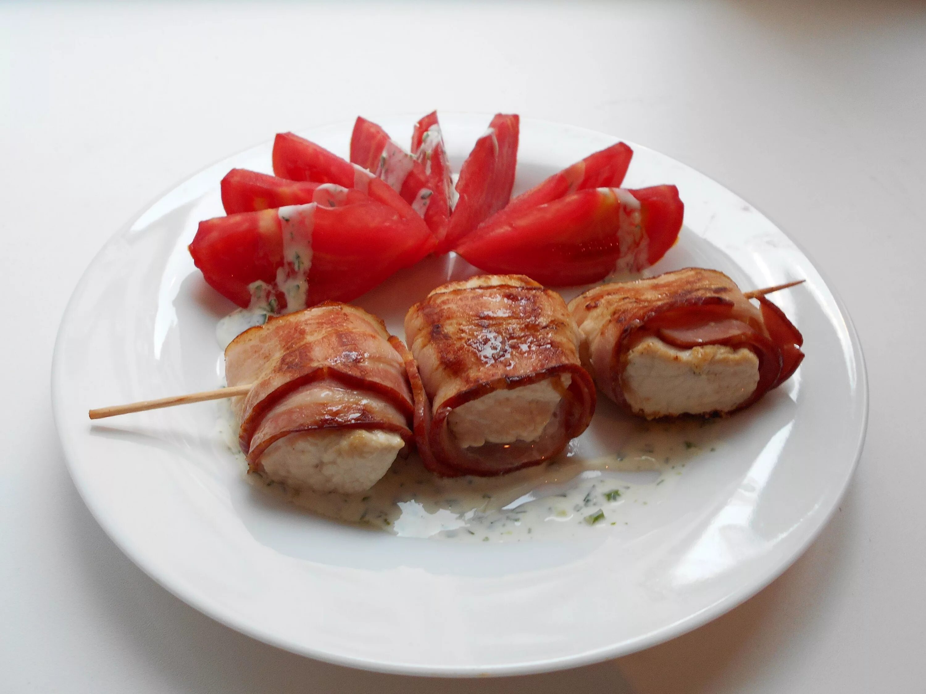 Куриный шашлык в беконе. Шашлычки в беконе на шпажках. куриное филе с беконом на шпажках. курица в беконе на шпажках. мясные рулетики на шпажках.