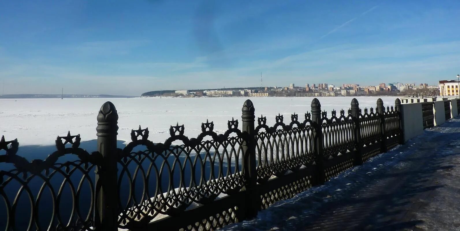 Чугунная решетка ограждения набережной реки Томь в г. Кемерово.. Петрозаводск набережная с оградой. Ограда вдоль набережной. Ограда морской набережной. Чугунный ижевск