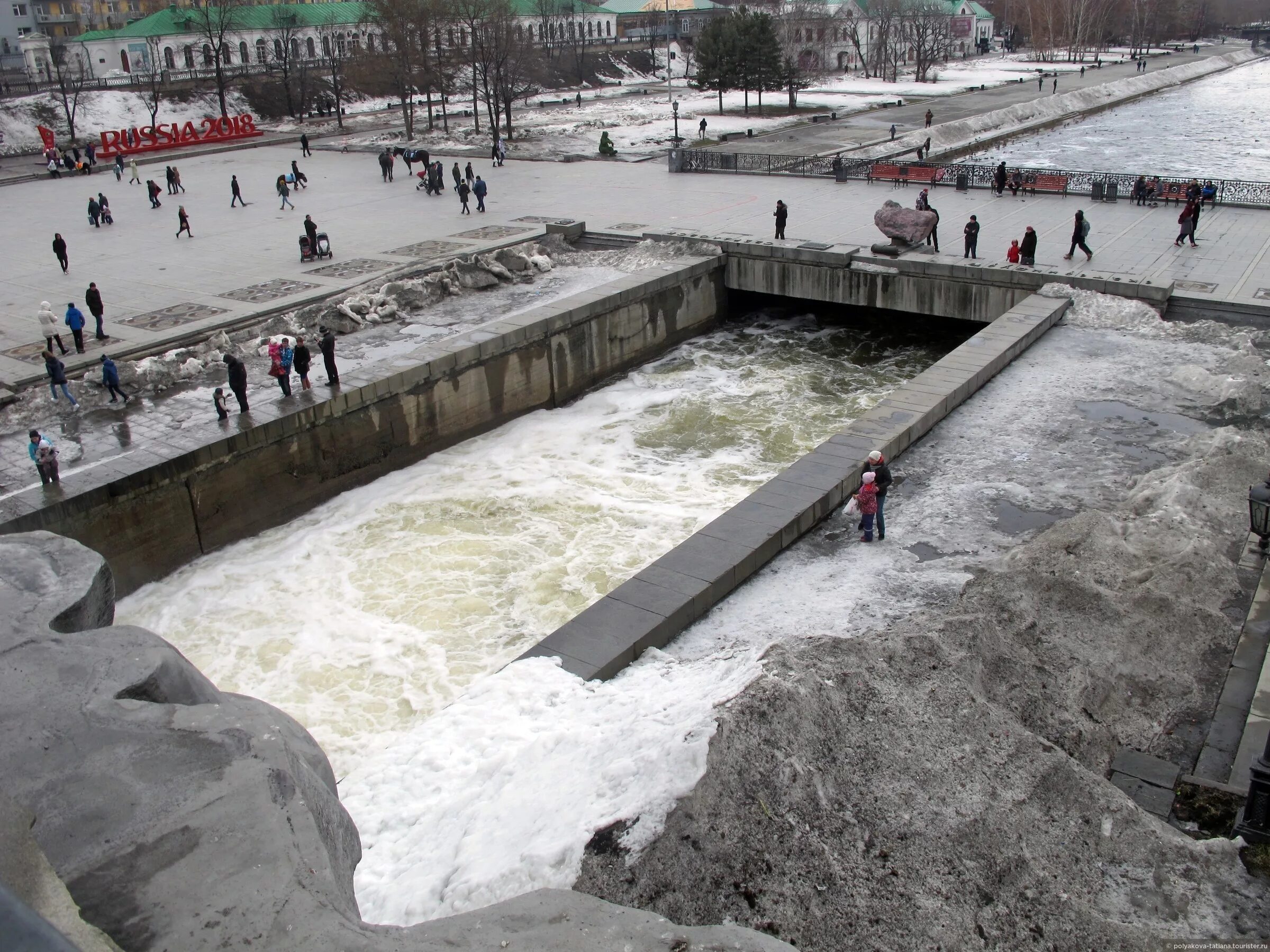 Уровень воды в исети сегодня. Плотина городского пруда на реке Исеть. Река Исеть и Плотинка Екатеринбург. Исеть Плотинка Екатеринбург. Плотинка Екатеринбург плотина.