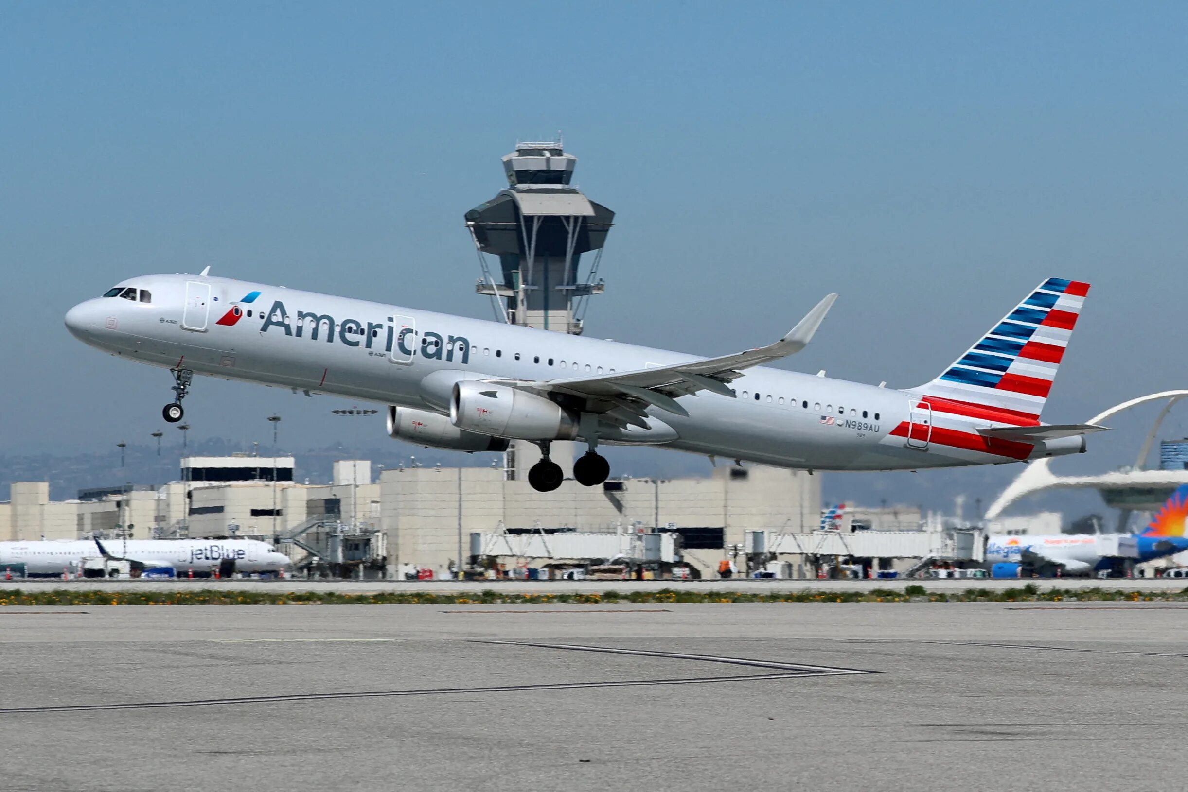 Рейс american airlines. Американ Аирлинес самолеты. Американские гражданские самолеты. Самолеты гражданские авиалинии США. Авиатранспорт США.