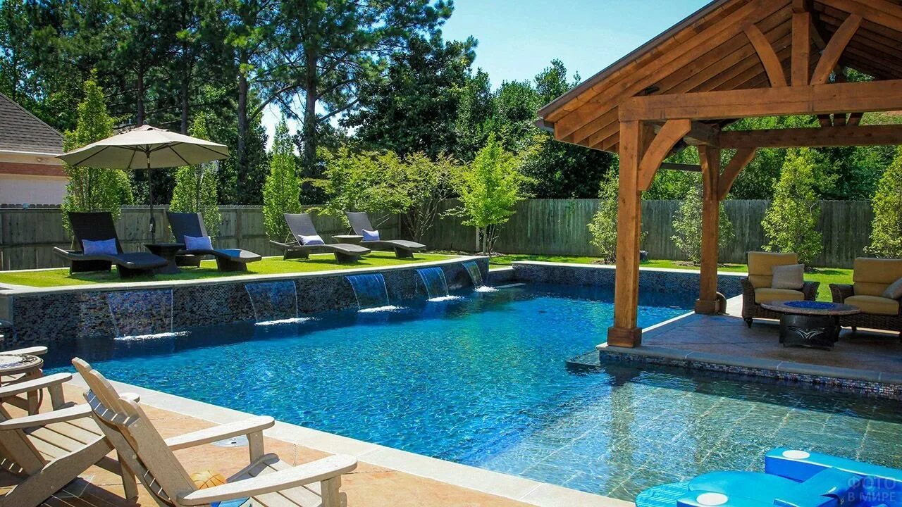 бассейн в ландшафтном дизайне. территория около бассейна. бассейн на загородном участке. бассейн необычной формы. благоустройство бассейна.